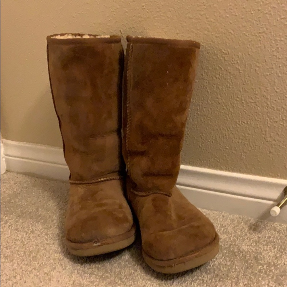 TAN UGG BOOTS